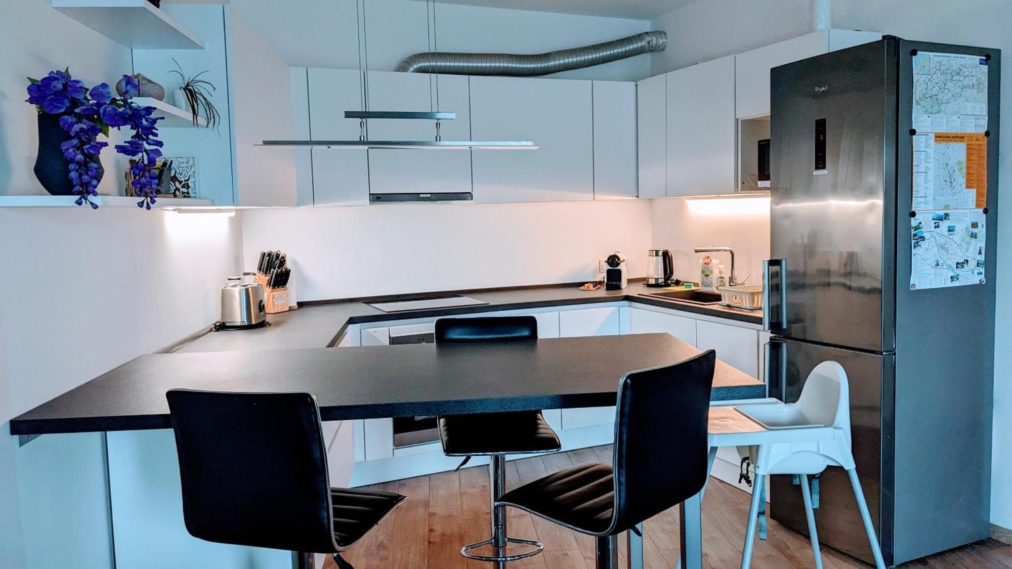 E2 Luxury Oldtown Apt - 2X Parking, Foodstore, Pcscreen, Netflix, Unlimited Music, Crib, Babychair, Fastwifi, Aircon Košice Exteriér fotografie